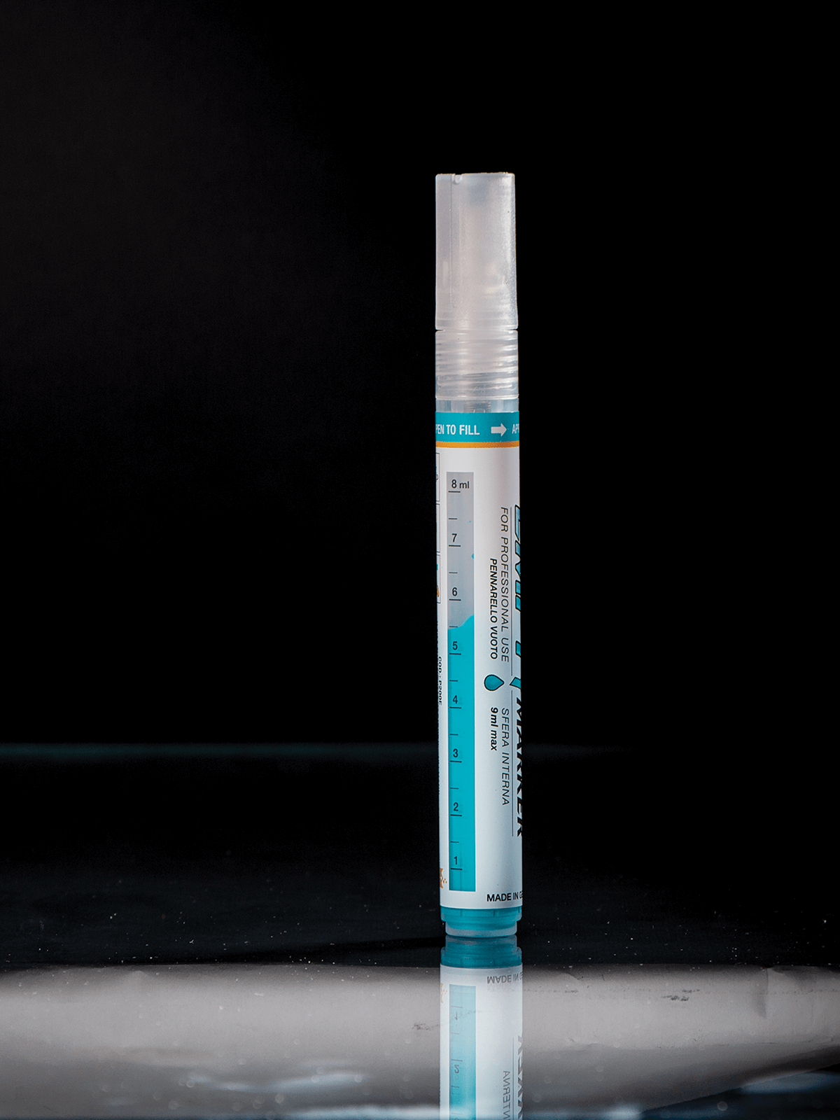 Pennarello Empty Marker in uso del brand Blueman, prodotto e distribuito da Ullmann. Marcatore vuoto da riempire a piacere con colori standard o un mix personalizzato per ritoccare graffi e scheggiature. Ideale per serramentisti. La finestra trasparente graduata in ml sul retro permette di mixare i colori in modo preciso. Corpo in polipropilene con sfere di metallo interne. Punta rientrante con valvola interna. Tappo antisoffocamento.