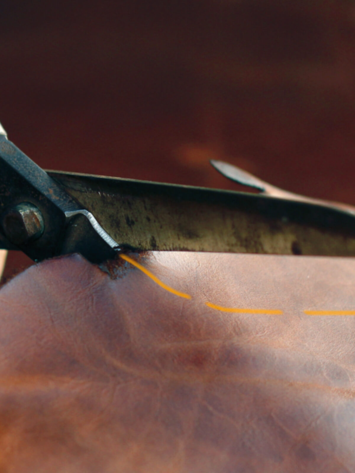 Pennarello Leathermark in uso del brand Blueman, prodotto e distribuito da Ullmann. Marcatore con inchiostro a base acqua con additivo plastificante. Ideale per segnare temporaneamente su pellame e cuoio. Non lascia residui ed è removibile con un dito. Disponibile arancio, bianco e nero.