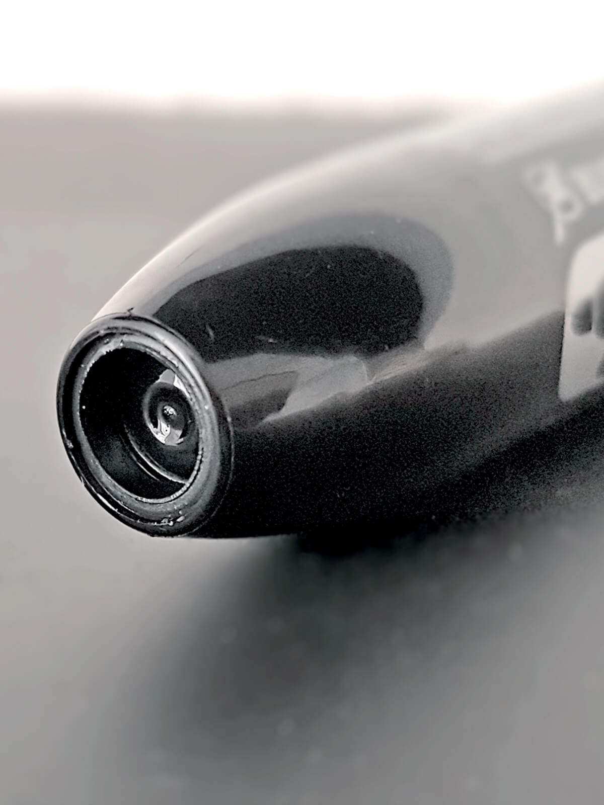 Dettaglio chiusura pennarello Rapidomark Taglia L del brand Blueman, prodotto e distribuito da Ullmann. Marcatore permanente a scatto. Senza tappo. Non secca e non sporca grazie alla chiusura a scatto ermetica. Clip di aggancio al taschino. Inchiostro a base alcol, atossico.