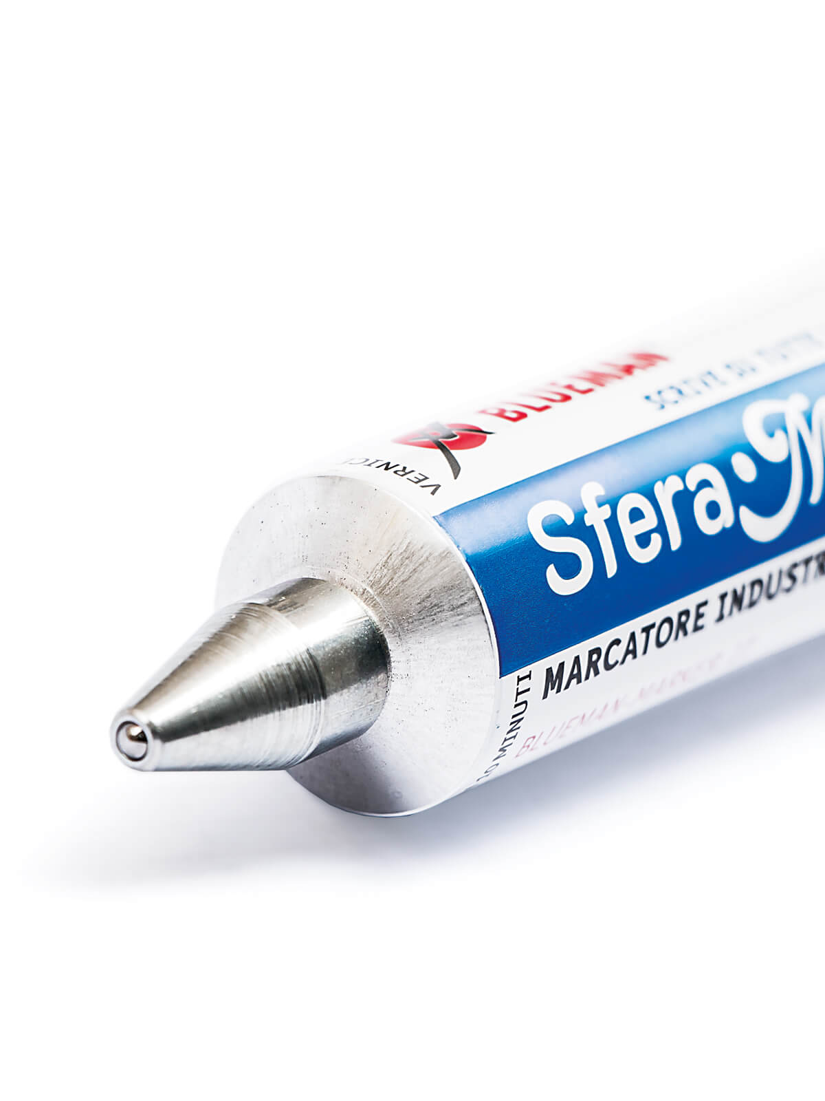 Dettaglio punta pennarello Sfera Marker del brand Blueman, prodotto e distribuito da Ullmann. Marcatore con vernice solida per condizioni estreme. Garantisce segni duraturi su superfici ruvide, bagnate, unte, arrugginite (acciaio, metallo, pietra, ferro ecc.). Con corpo in alluminio e punta a sfera in acciaio. Temperatura d’uso da -20 a +70 °C. La vernice essiccata resiste fino a 200 °C, ai raggi UV e ai comuni solventi. Asciuga in circa 10 min. Tempo di essiccatura 24 h. Disponibile in 6 colori.